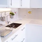 Cozy 1 Bedroom With Sunny Terrace, Beach & Center, Couples 아파트